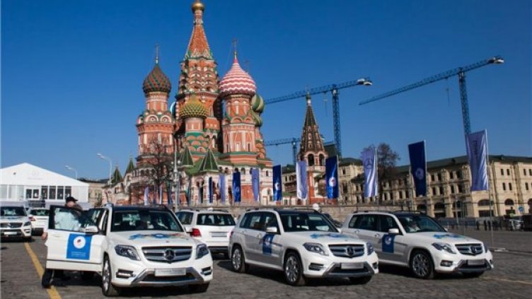 Луксозните автомобили очакват новите си собственици на Червения площад в Москва. Снимка: Mercedes Russia