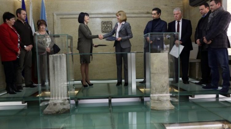 Подписване на споразумението между кмета Йорданка Фандъкова и Екатерина Йорданова. Снимка БТА