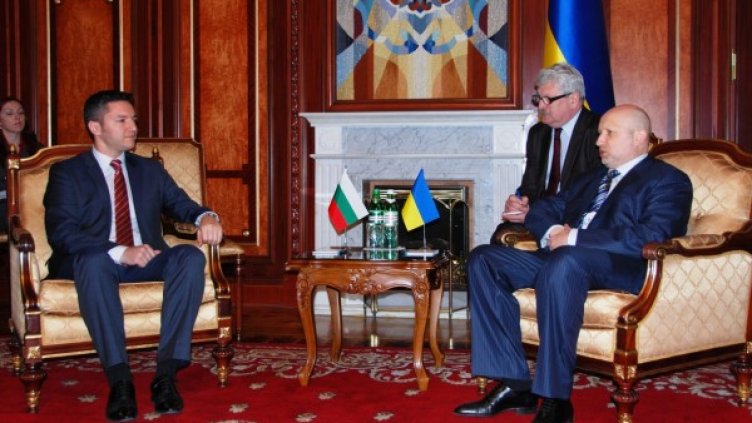 Министър Вигенин разговаря с и. д. президент на Украйна Александър Турчинов. Снимка: МВнР
