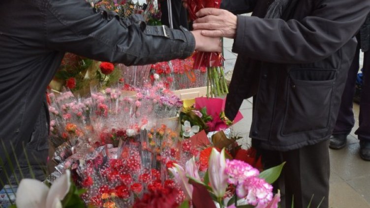 Оживена търговия преди женския празник 8 март. Снимка: БТА