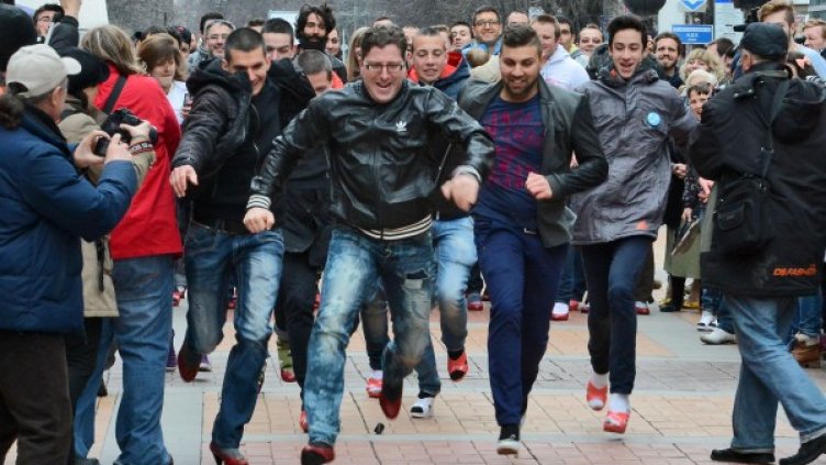 Мъже с токчета по "Витошка"! Може, може