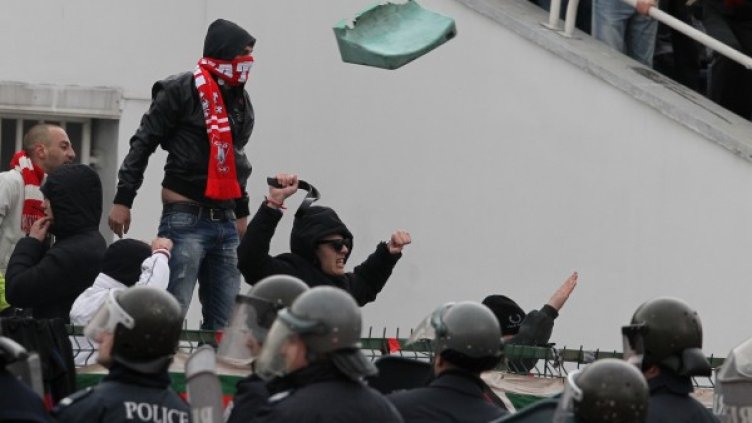 Червени фенове чупеха и мятаха седалки. Снимка: БТА