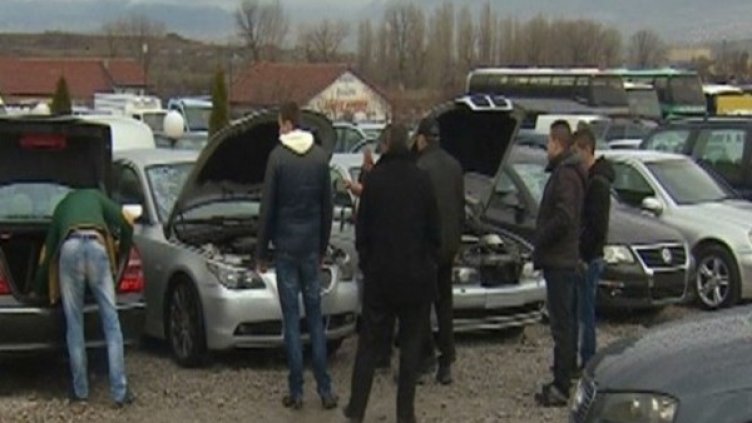Македонци на автопазар в Дупница. Снимка: bTV
