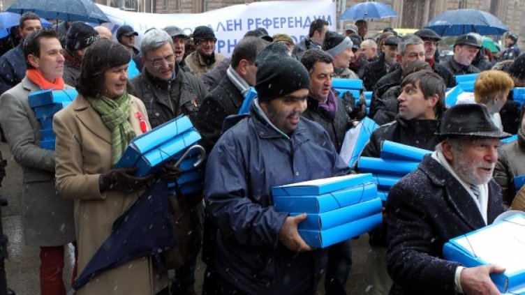 Внасянето на подписката. Снимка: БТА