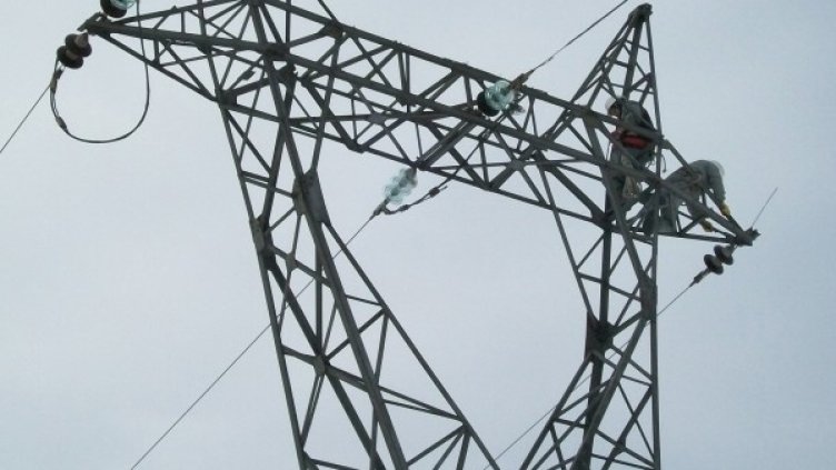 Ремонтират скъсан далекопровод. Снимка: БТА