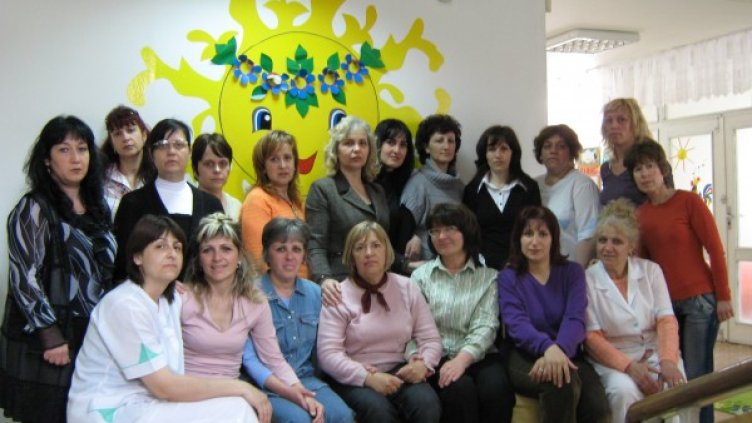 Персоналът на детската градина. Снимка: slance.asenovgrad-bg.com