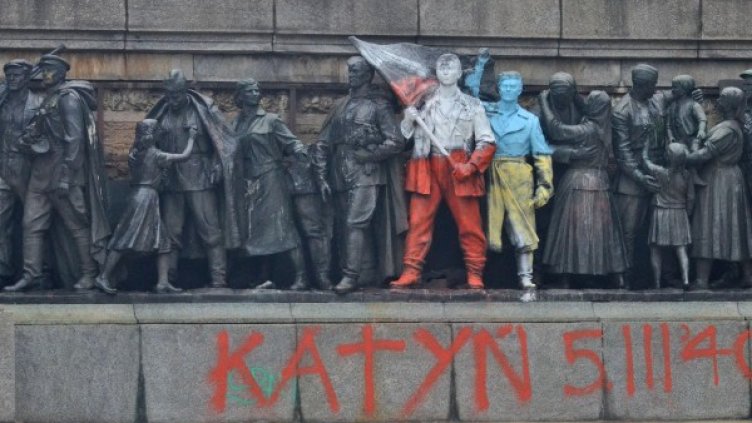 Боядисаната Братска могила  в деня на годишнината от Катинското клане. Снимка, архив Булфото