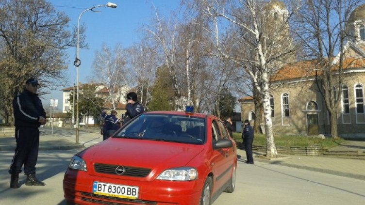 Полицията продължава акцията в Лясковец. Снимка: БТА