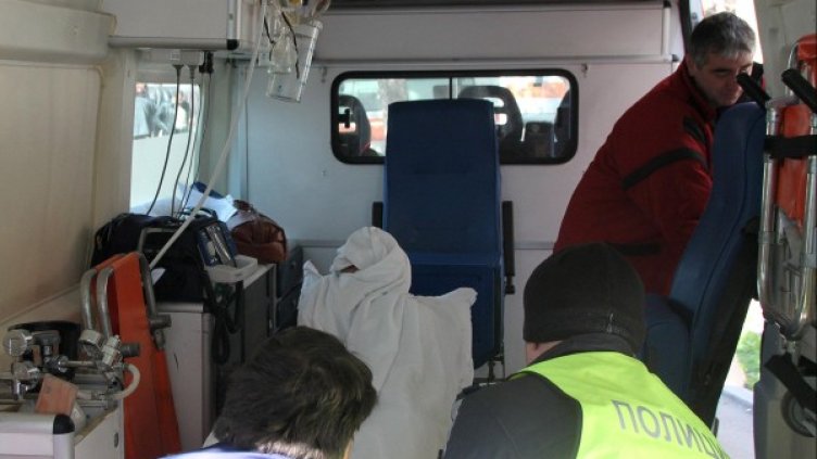 Вчера транспортираха ранените полицаи от великотърновската болница МОБАЛ "Д-р Стефан Черкезов" към София. Снимка: Булфото