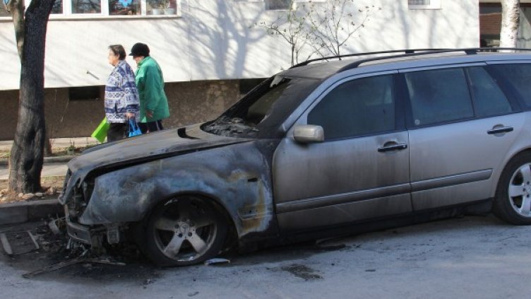 Запалените коли във Враца. Снимка Импактпрес груп.