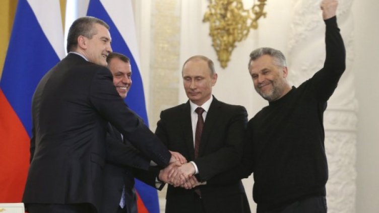 Аксьонов, Константинов, Путин и Чалий след подписване на договора. Снимка: Reuters