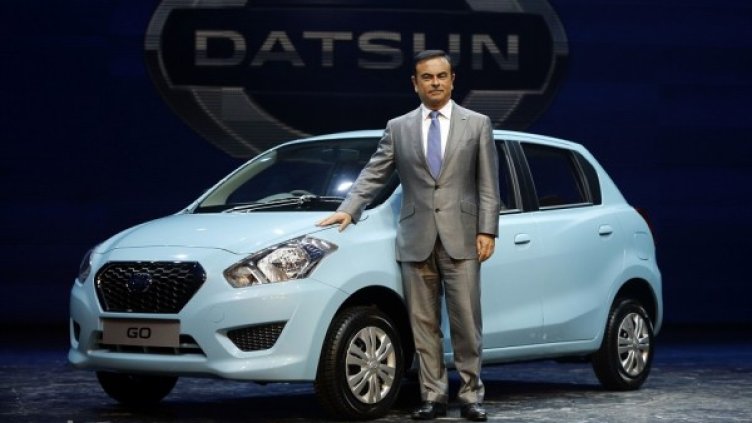 Карлос Госн позира с първия модел на възродения Datsun. Снимка: Ройтерс
