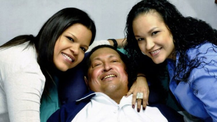 Уго Чавес с дъщерите си  Роса Вирхиния и Мария Габриела. Снимка: архив, Reuters