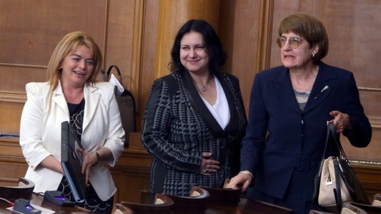 Мария Мусорлиева, Ивилина Алексиева (в средата) и Маргарита Златарева (дясно). Снимка: БТА