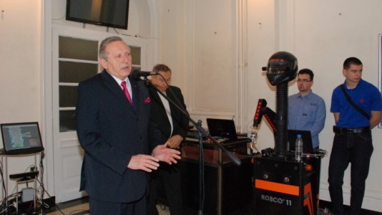 Акад. Стефан Воденичаров открива изложбата. Снимка: БАН