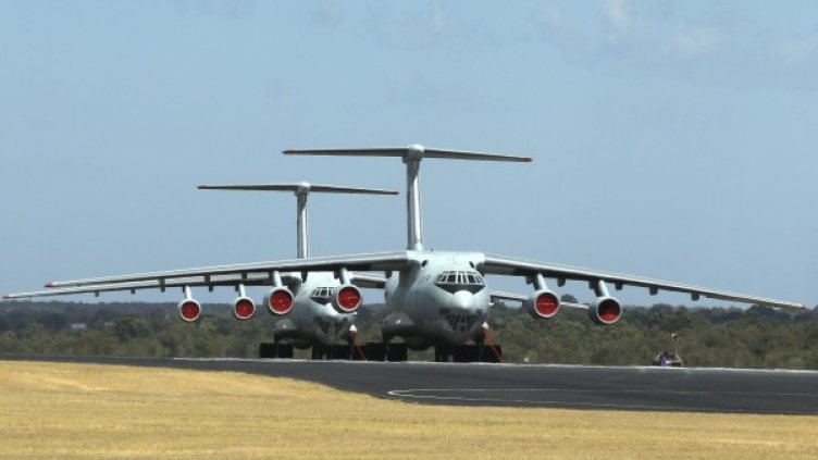 Двата китайски самолета, които участват в издирването Снимка: БТА