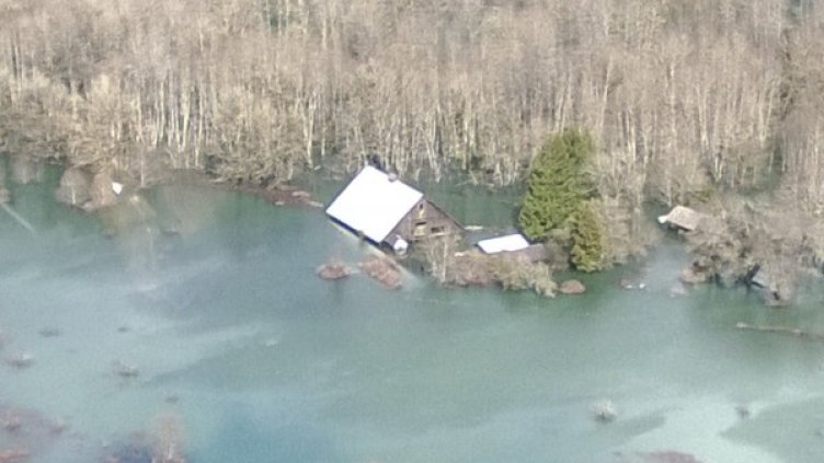 В събота подгизнал от дъжда планински скат в окръг Снохомиш се разцепи и се стовари над къщи, магистрала и реката под нея. Снимка: Reuters