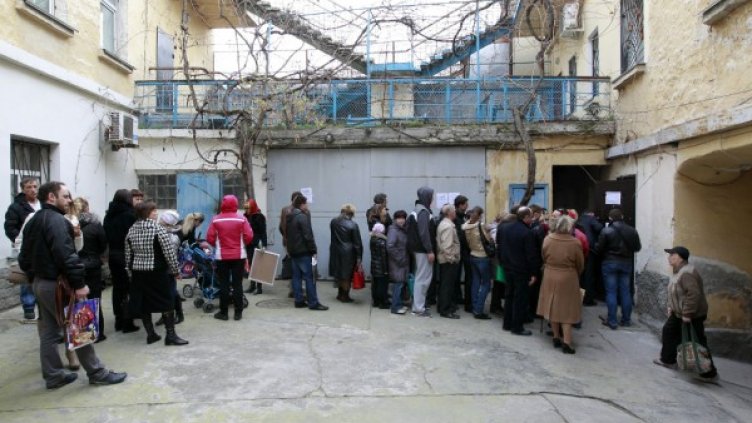 В Севастопол хора чакат на опашка за руски паспорт. Снимка: Reuters