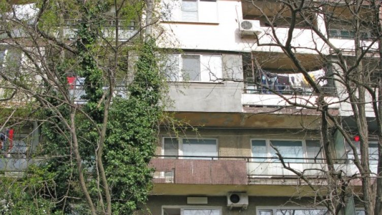 Блокът в Русе, откъдето е скочило 12-годишното момче. Снимка: Булфото