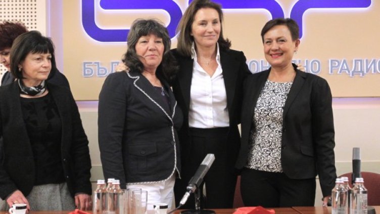 Сесилия Атиас със сестрите. Снимка: БТА