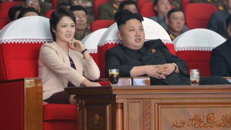 Ким Чен Ун със съпругата си. Снимка: Reuters