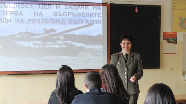 Подп. Вълева на урок в 10 б клас на 22 СОУ "Георги С. Раковски". Снимка: Личен архив