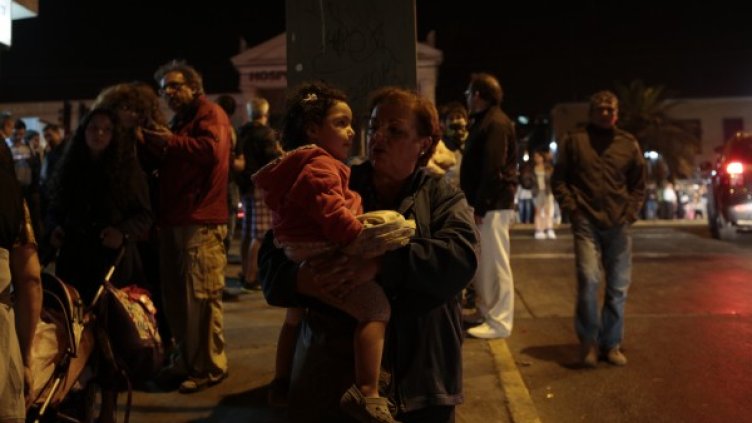 Хората излязоха на улицата след силния трус. Снимка: БТА