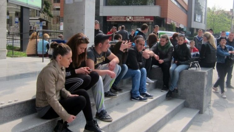 Събралите се младежи пред съда в Плевен. Снимка БТА