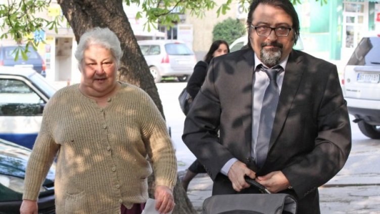 Майката на стрелеца и авдоката й на влизане в съда. Снимка: БТА