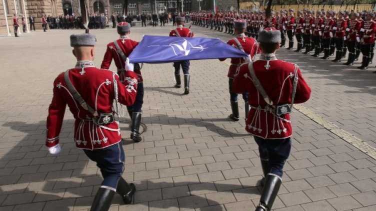 Издигнаха знамето на НАТО пред президентството