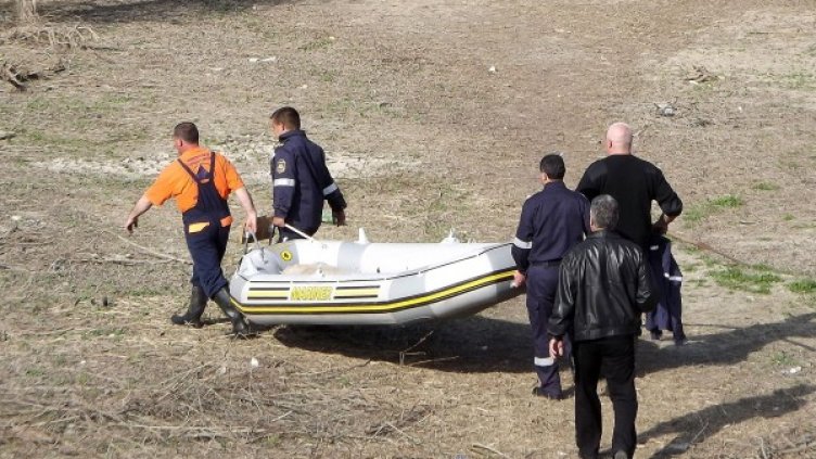 Екипи спускат лодка, за да търсят момчето. Снимка: БулФото