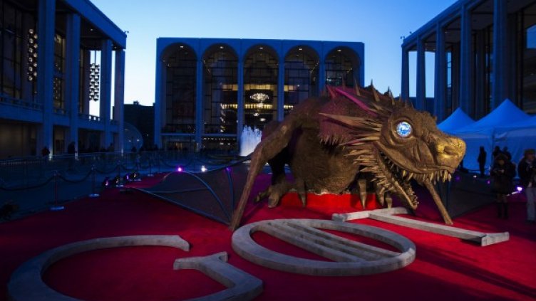 Статуя на дракон на червения килим преди сезон 4 на "Игра на тронове" в Ню Йорк. Снимка: Ройтерс