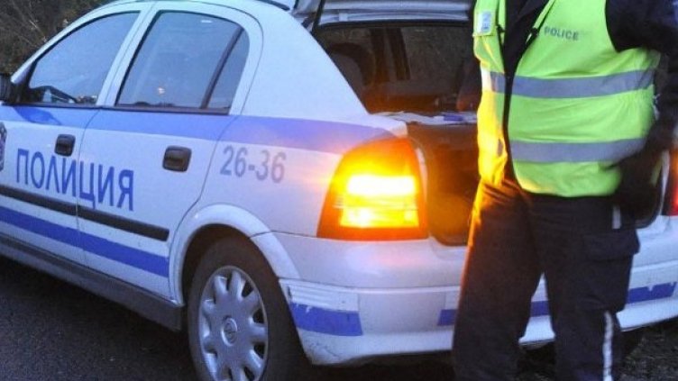 Непълнолетни се опитаха да задигнат козметика и безалкохолно от магазин 