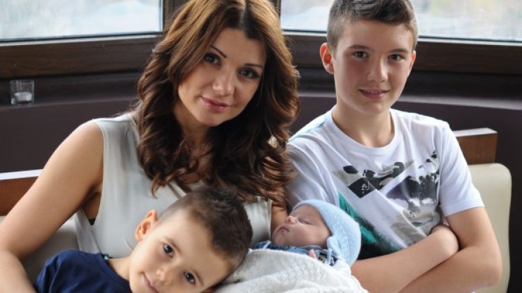 Кали с тримата си синове. Снимка: сп. Story