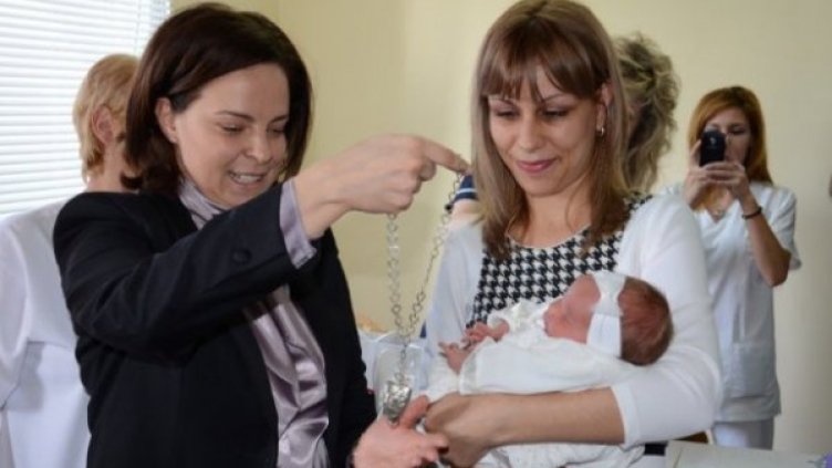 Министър Андреева ориса бебето на 2014 година - Сиана от Стара Загора. Снимка: БТА