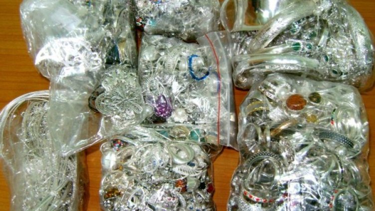 Задържаното сребро и стоматологични инструменти. Снимка Агенция "Митници"