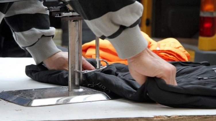 Унищожаването на тениските. Снимка Агенция "Митници"