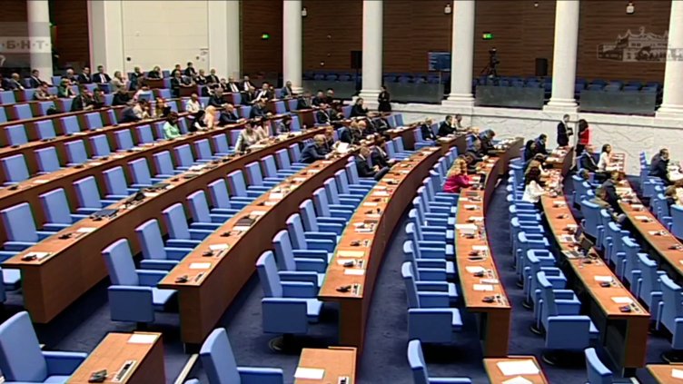 Драма в НС: Залата се изпразни, докато Костадинов сравняваше еврото с нацизма