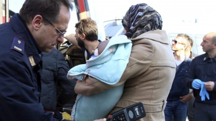 Италиански полицай проверява мигрант. Снимка: Ройтерс