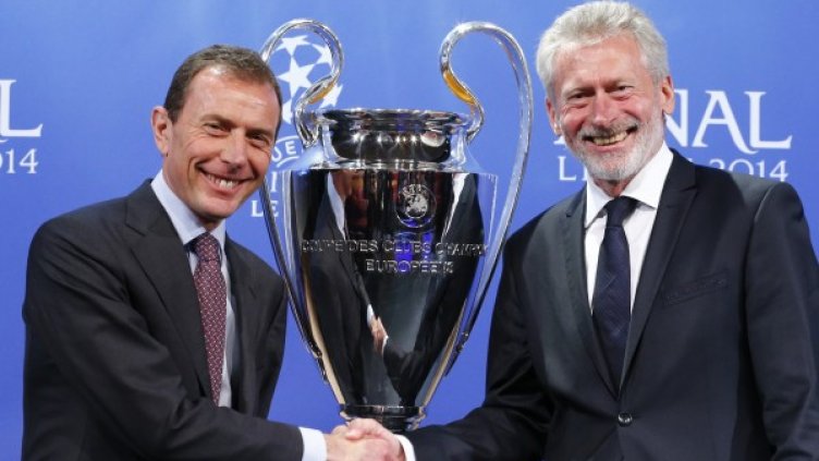 Легендата на Реал Мадрид Емилио Бутрагеньо (в ляво) и на Байерн Мюнхен - Пол Брайтнер, се поздравяват след жребия.Снимка: Reuters