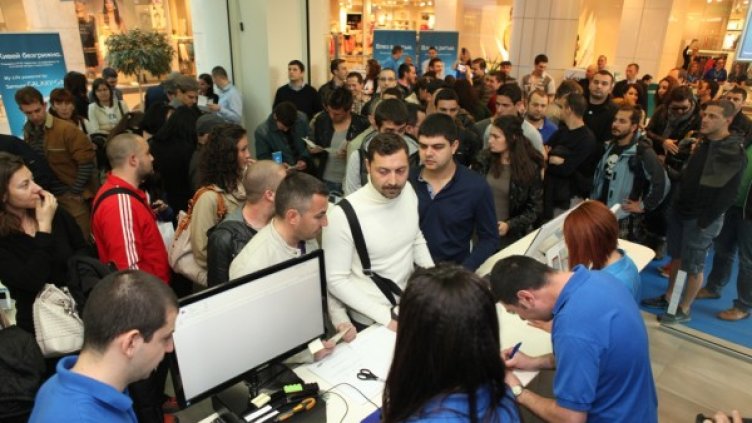 Опашката в Samsung Experience Store в София. Снимка: Samsung