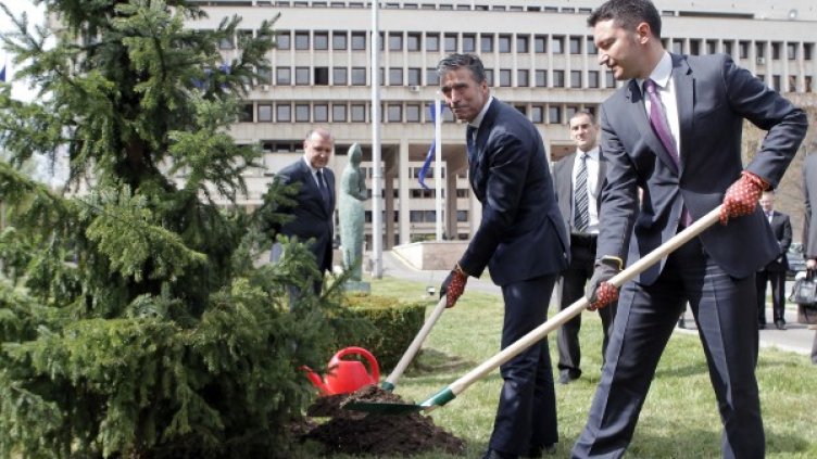 Расмусен и Вигенин засадиха борово дърво в градината на МВнР по повод 10-та годишнина от членството на България в НАТО. Снимка: БТА