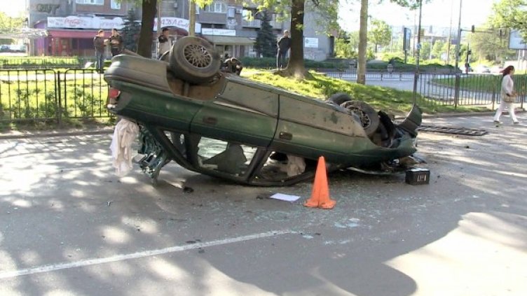 Преобърналият се автомобил в Русе. Снимка БТА