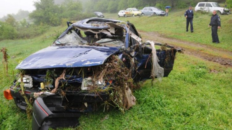 Колата, с която е пътувало семейството. Снимка: Булфото
