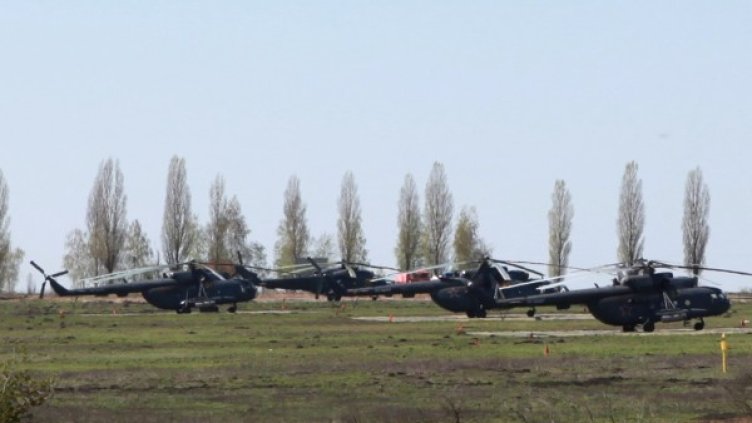 Руски военни хеликоптери близо до границата с Украйна. Снимка: Ройтерс