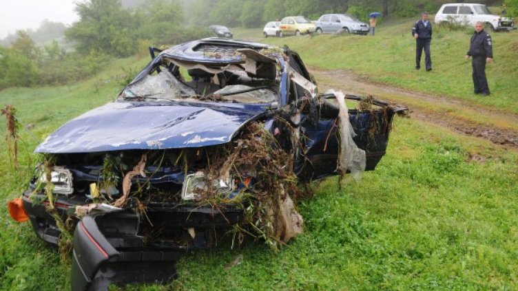 Колата, в която са били четиримата. Снимка: Булфото