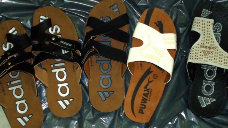 Задържаните фалшиви чехли. Снимка: Агенция "Митници"