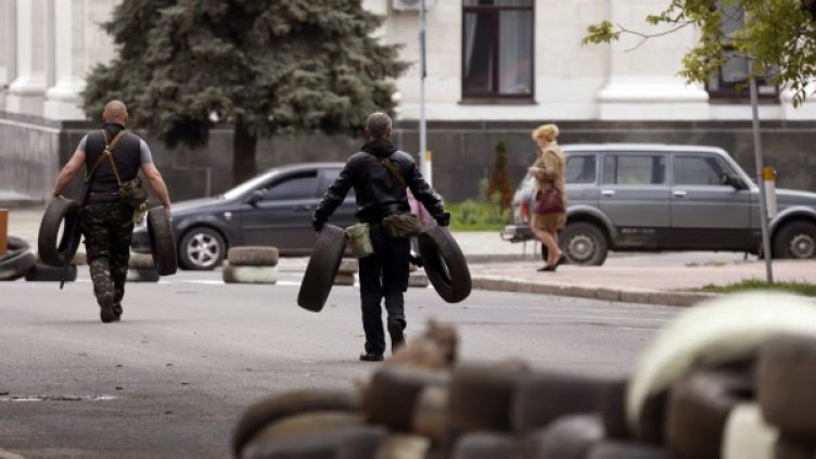 Барикади в Луганск. Снимка: Ройтерс