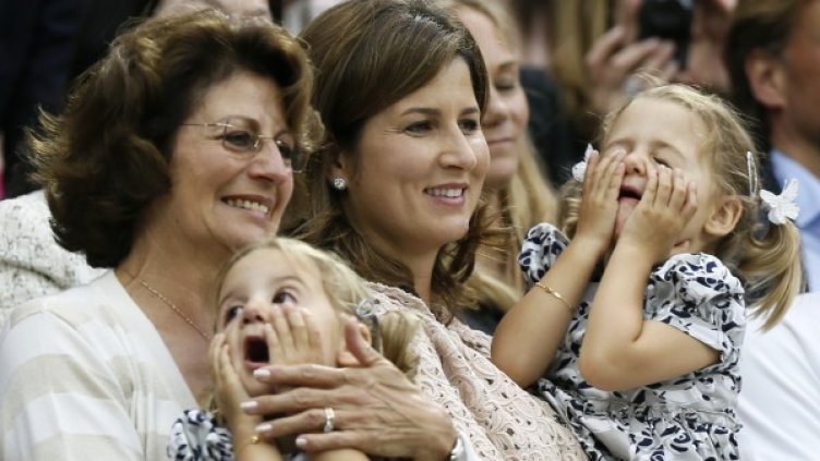Съпругата на тенисиста - Мирка, с двете им момичета. Снимка: Reuters