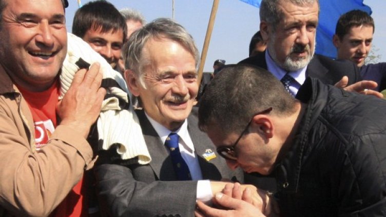 Кримски татари посрещат Мустафа Джемилев. Снимка: архив, Reuters